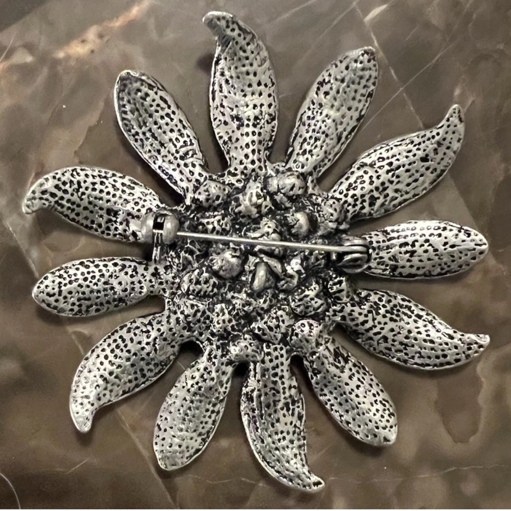 Vintage Silver Metal Circular
Flower Pink Rhinestones Brooch
Pin Novelty Jewelry - Picture 2 of 3
